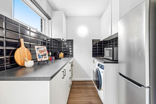 مطبخ, Contemporary 1-Bed Apartment with Park Views in Parkville