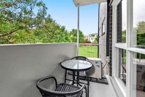 شرفة/ تراس, Contemporary 1-Bed Apartment with Park Views in Parkville