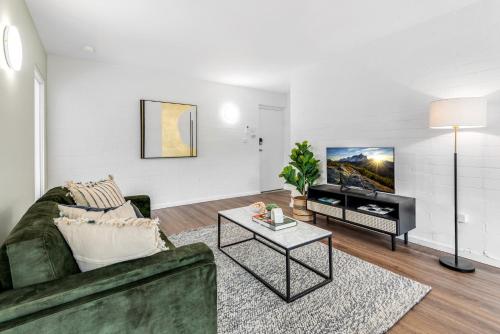 Contemporary 1-Bed Apartment with Park Views in Parkville