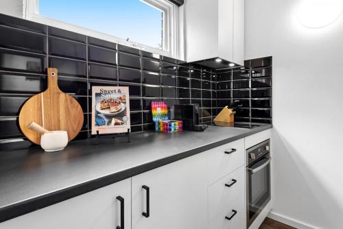 مطبخ, Contemporary 1-Bed Apartment with Park Views in Parkville