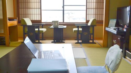 room detail thumbnail 2