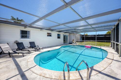 Sunny Escape: Vibrant Pool Home in Port Richey, USA