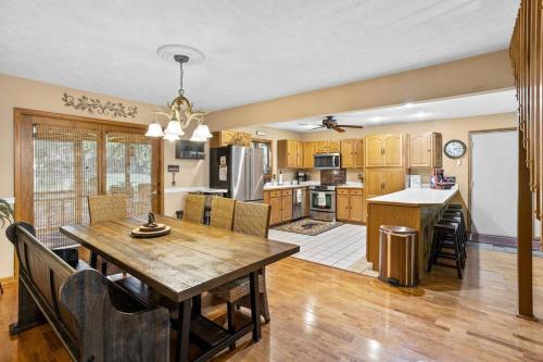 Mountain & Lake Escape w/ Hot Tub & Free Massages! in Lake Harmony, USA