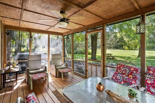 Mountain & Lake Escape w/ Hot Tub & Free Massages! in Lake Harmony, USA
