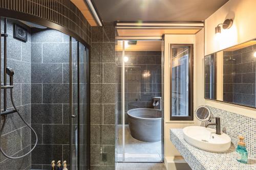 Bijou Suites Chaya - image 5