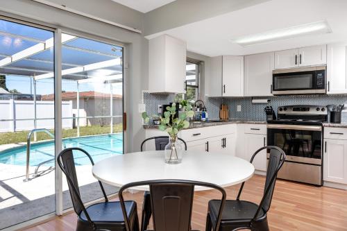 keuken, Sunny Escape: Vibrant Pool Home in Port Richey