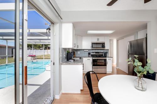 keuken, Sunny Escape: Vibrant Pool Home in Port Richey