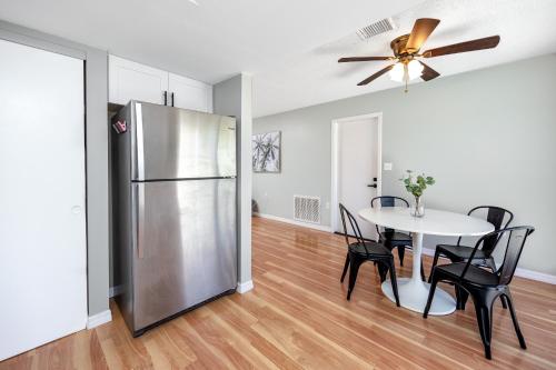 keuken, Sunny Escape: Vibrant Pool Home in Port Richey