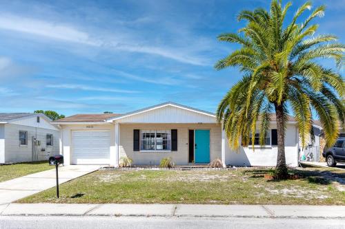 Uitzicht, Sunny Escape: Vibrant Pool Home in Port Richey