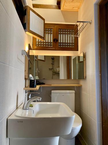 Deluxe Twin Room image 3
