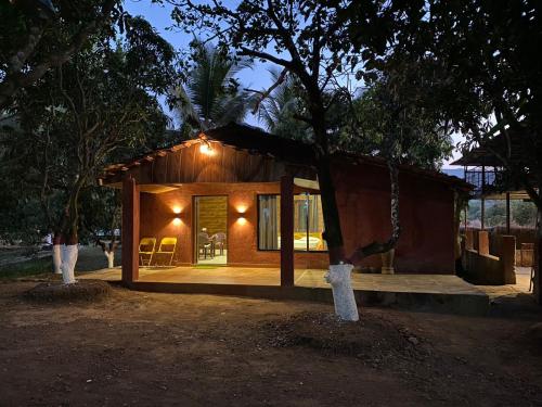 The Mango Woods Rustic Cottage with Bathtub in Alibag Farm Stay with Swimming Pool