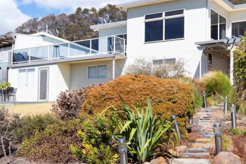 Idyllic Weymouth Retreat with Ocean Views in Lulworth