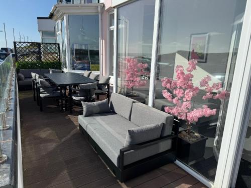 Atlantic House, Spectacular beach front luxury house, sleeps 22+ 5