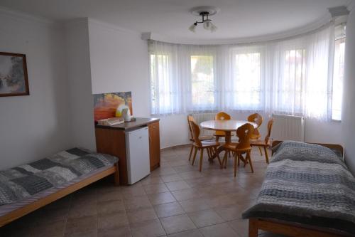 1 double bed, 2 twin beds