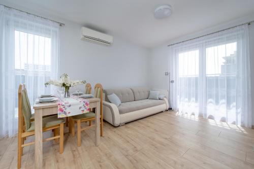 Beautiful Apartment with a Spacious Balcony in Wrocław by Noclegi Renters, Вроцлав