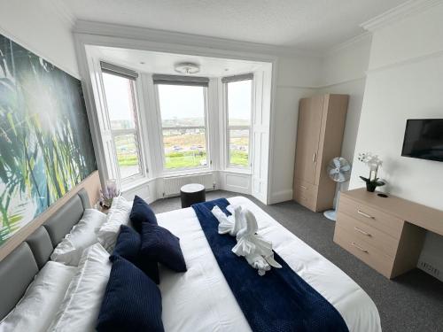 Atlantic House, Spectacular beach front luxury house, sleeps 22+ 4