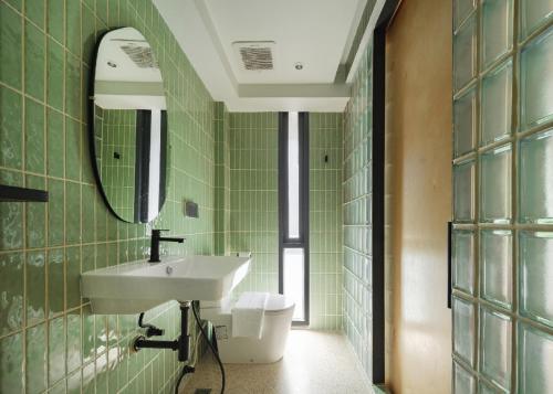 room detail thumbnail 2