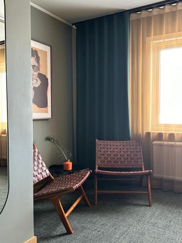 Standard Twin Room image 10