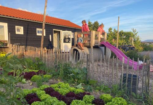 Játszótér, Luxe chalet op minicamping in waarde met sauna in Kruiningen