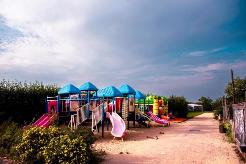 Játszótér, Luxe chalet op minicamping in waarde in Kruiningen