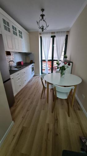 Family-friendly APT at 21 dhjetori w/Self Check-In, Tirana (photo 10)