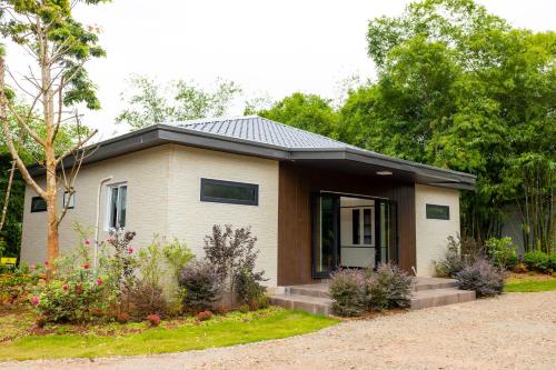 4 bedrooms, 5 beds