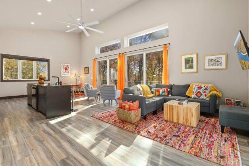 The Oriole-Nature Escape-3 Miles to Dam in Eureka Springs, USA