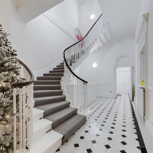 5H Modern Elegance 1-Bedroom City Living in London - image 2