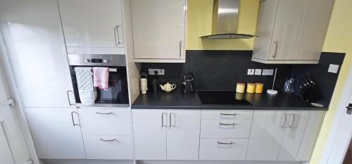 مطبخ, mySTAYINN Inverness Guest House - Rooms in Dalneigh