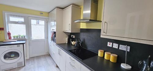 مطبخ, mySTAYINN Inverness Guest House - Rooms in Dalneigh