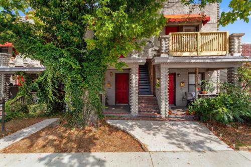 The Wildflower- Monthly Rental - Walk Everywhere in Fayetteville, USA