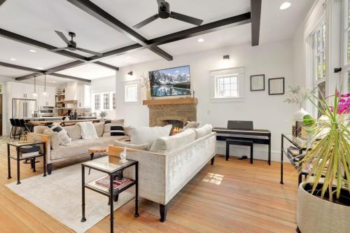 Tovey House-Walk to Downtown and Campus in Fayetteville