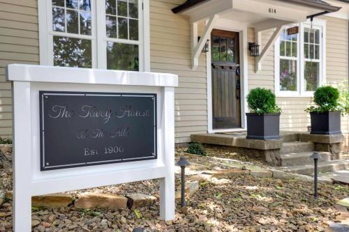 Tovey House-Walk to Downtown and Campus in Fayetteville, USA