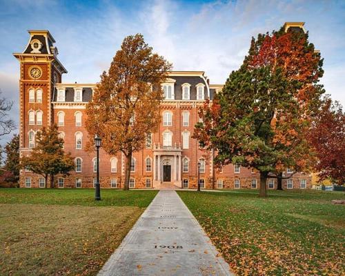Tovey House-Walk to Downtown and Campus in Fayetteville