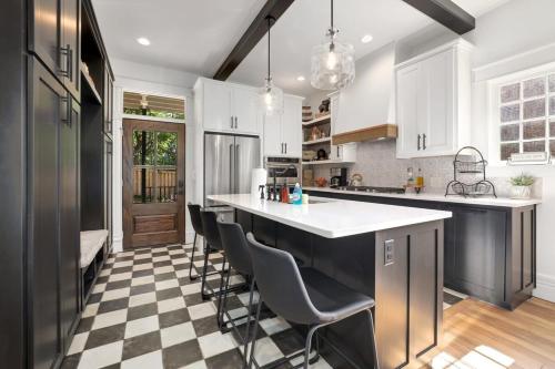 Tovey House-Walk to Downtown and Campus in Fayetteville