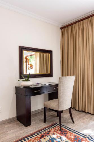 Family Room image 3