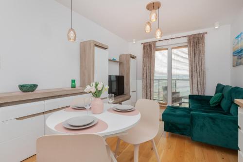 Phòng chờ chung/khu vực TV, Nowa Letnica Apartament z Parkingiem i Balkonem przy Stadionie Polsat Plus Arena Gdańsk by Renters (Nowa Letnica Apartament z Parkingiem i Balkonem przy Stadionie Polsat Plus Arena Gdansk by Noclegi R) in Letnica