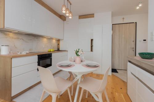 Phòng chờ chung/khu vực TV, Nowa Letnica Apartament z Parkingiem i Balkonem przy Stadionie Polsat Plus Arena Gdańsk by Renters (Nowa Letnica Apartament z Parkingiem i Balkonem przy Stadionie Polsat Plus Arena Gdansk by Noclegi R) in Letnica