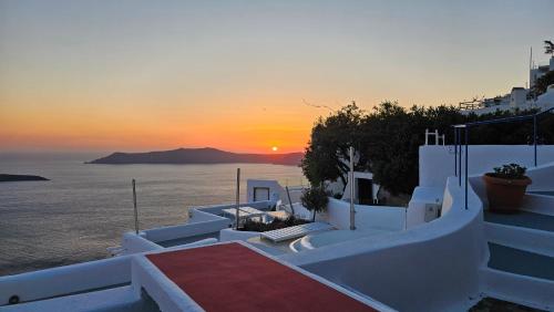 Cactus cave house on the caldera Cactus cave house on the caldera