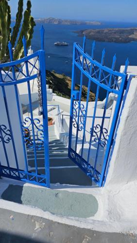 Cactus cave house on the caldera Cactus cave house on the caldera