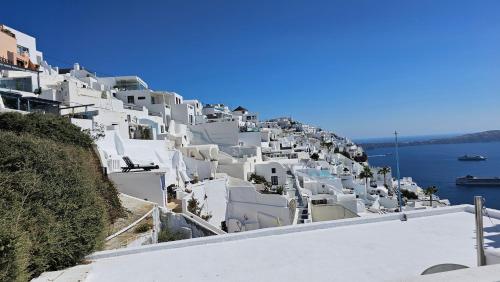 Cactus cave house on the caldera Cactus cave house on the caldera