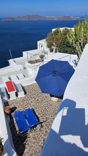 Cactus cave house on the caldera Cactus cave house on the caldera