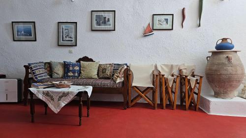 Cactus cave house on the caldera Cactus cave house on the caldera