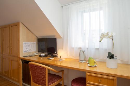Standard Twin Room image 10