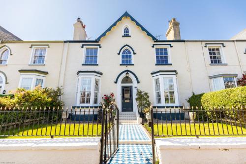 Abbey Lodge, Llandudno - Period Townhouse, 5 bedrooms & bathrooms, with Hot Tub & Private Parking