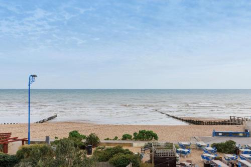 Chic 2-Bed Seafront Haven Near Felpham Beach