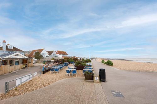 Chic 2-Bed Seafront Haven Near Felpham Beach