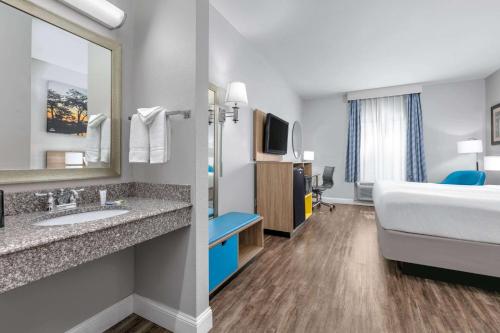 Days Inn & Suites by Wyndham Cabot in Cabot, USA