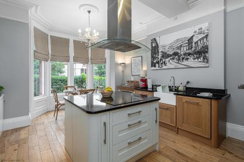 No22, Llandudno - Stylish & Cosy Period Apartment, with Hot Tub & Private Parking, Llandudno (photo 9)