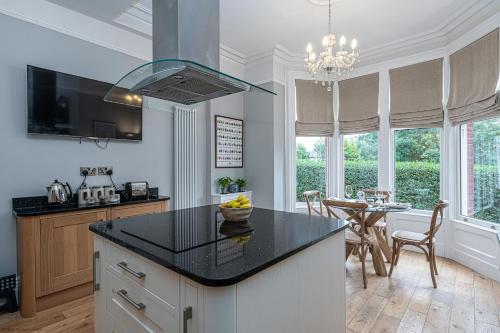 No22, Llandudno - Stylish & Cosy Period Apartment, with Hot Tub & Private Parking, Llandudno (photo 10)